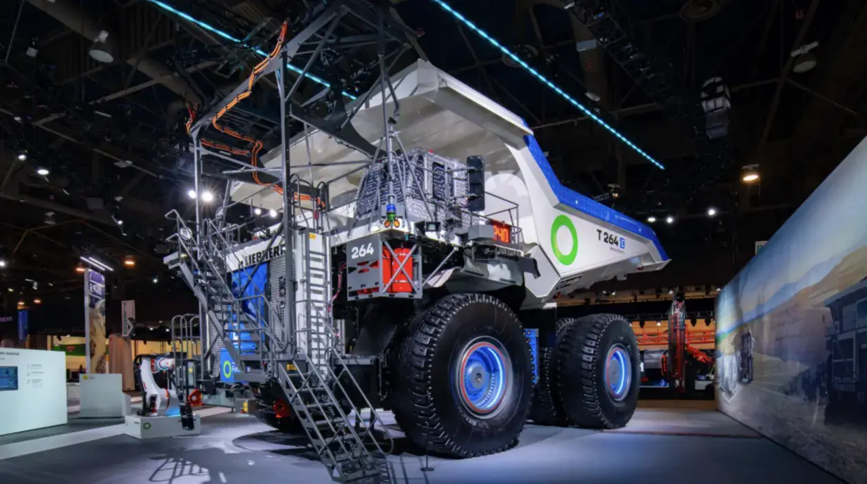 Liebherr autonomous T 264 battery-electric haul truck with 3.2-MWh Fortescue battery system